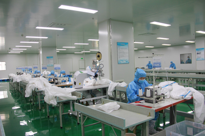 1號君探訪江蘇省產(chǎn)量最大防護(hù)服生產(chǎn)企業(yè),30天趕制百萬套